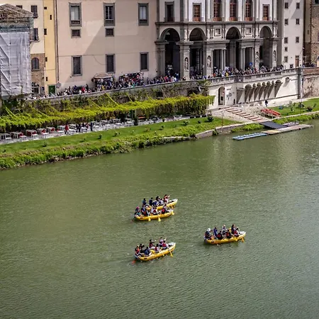 Yd Balcony On Pontevecchio View فلورنس